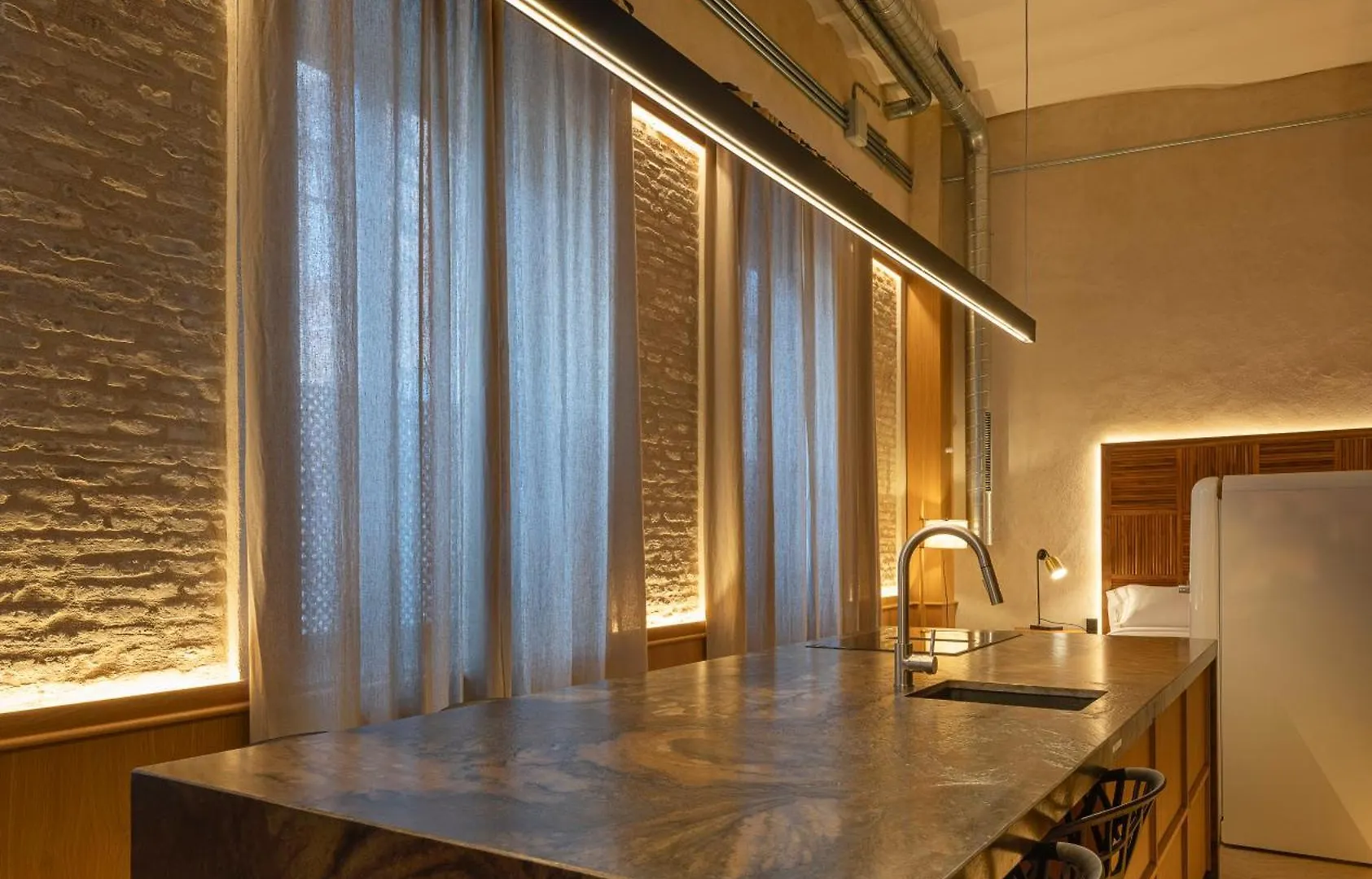 City Center - Avenue Luxury Apartment - Private Free Parking Seville 0*,  Spain