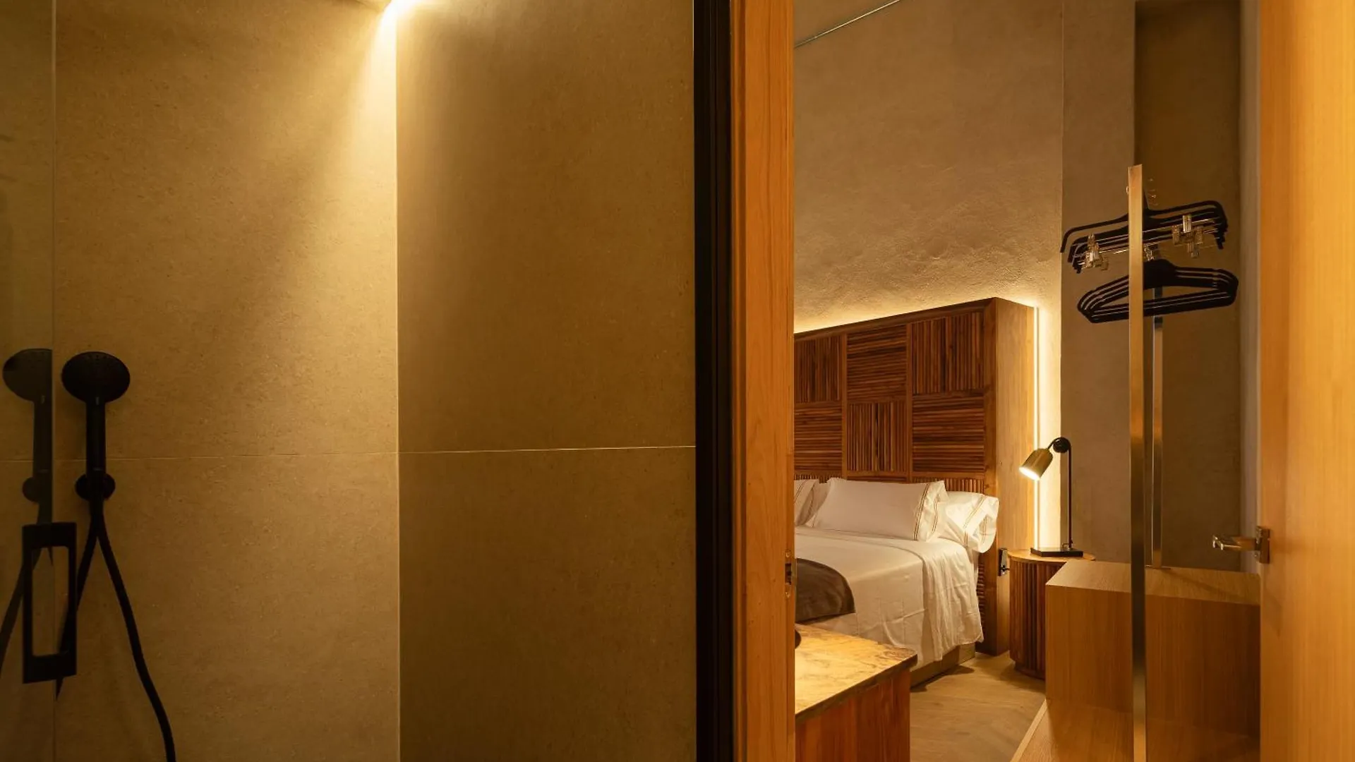 City Center - Avenue Luxury Apartment - Private Free Parking Seville Spain